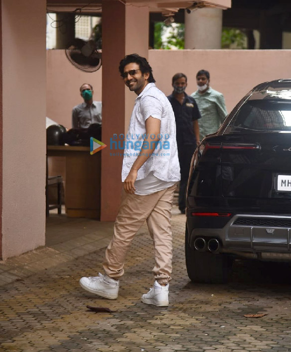 photos kartik aaryan snapped at sanjay leela bhansalis office in juhu 1