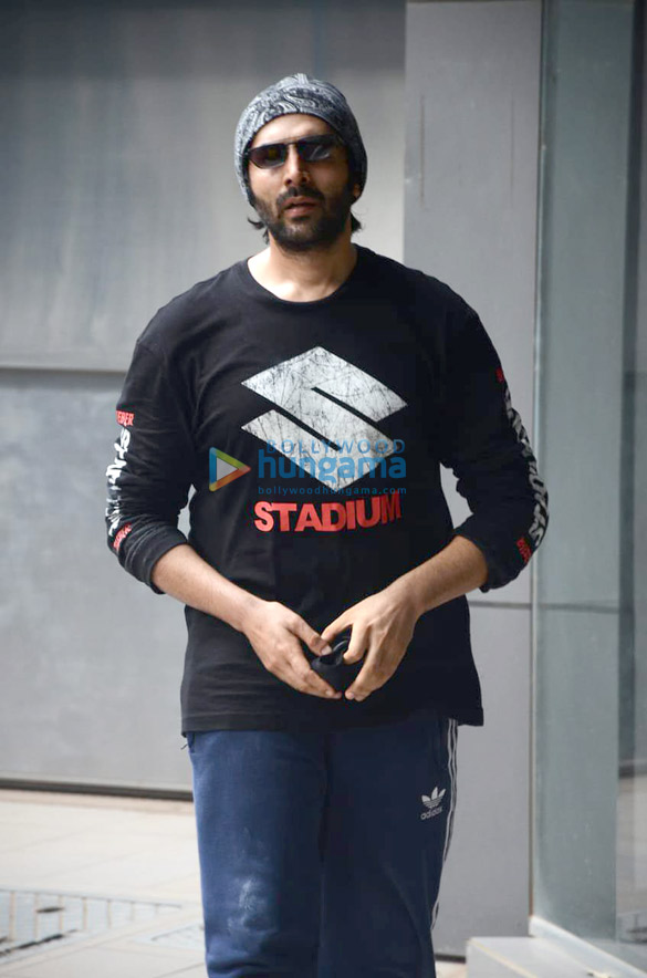 photos kartik aaryan snapped at dance class 3