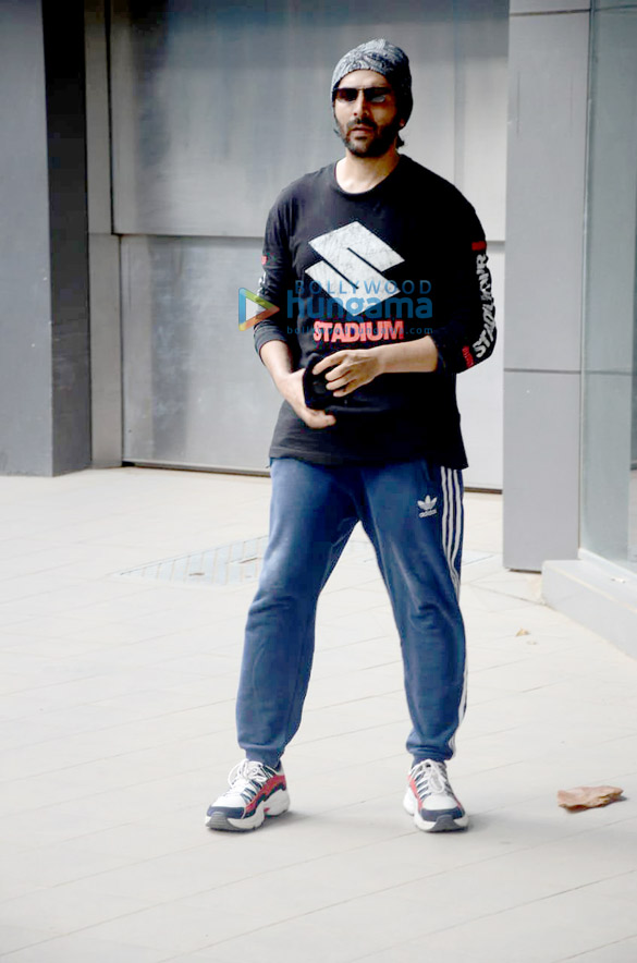 photos kartik aaryan snapped at dance class 4
