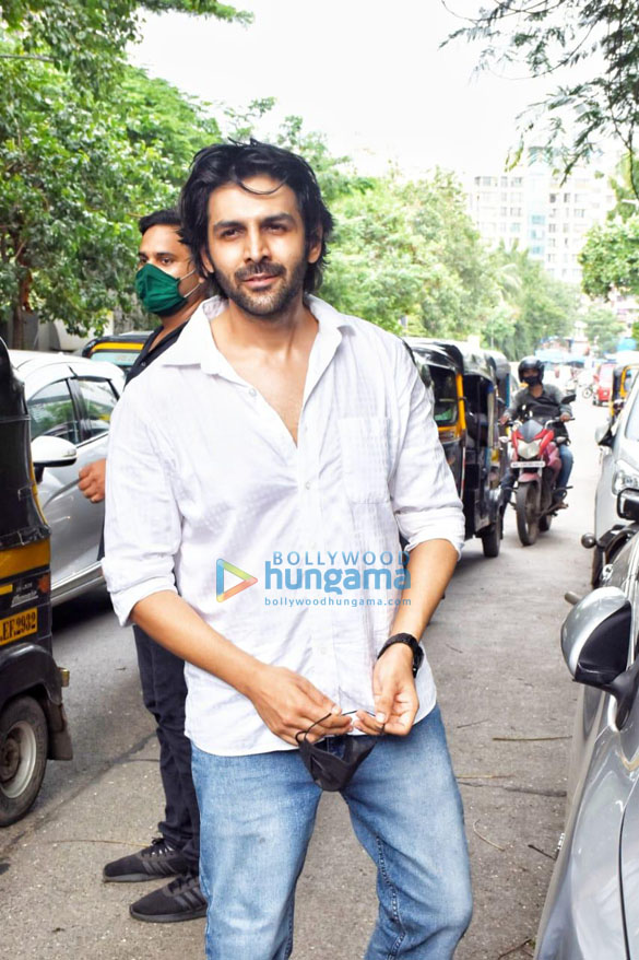 photos kartik aaryan snapped in andheri 2 8
