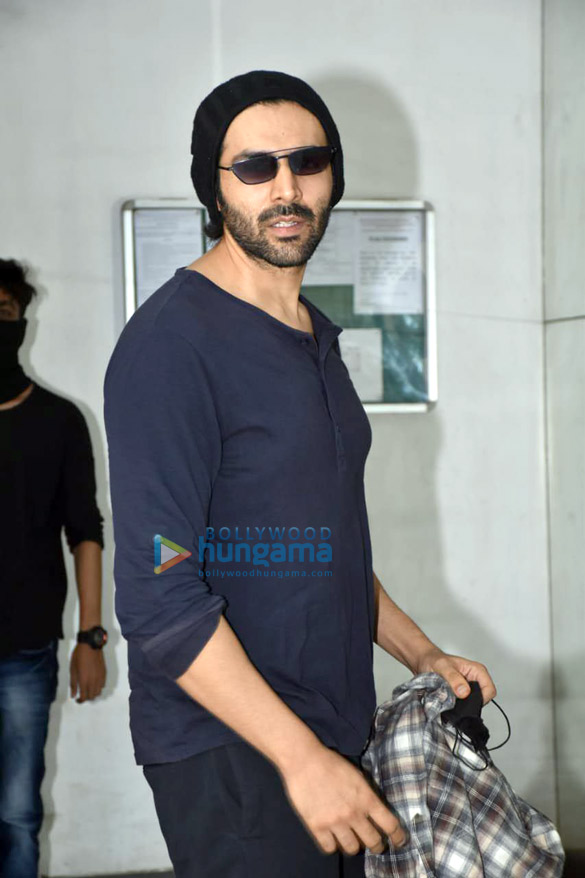 Photos: Kartik Aaryan snapped in Andheri Photos: Kartik Aaryan snapped in Andheri