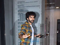 Photos: Kartik Aaryan snapped in Andheri