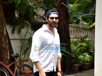 Photos: Kartik Aaryan snapped in Juhu