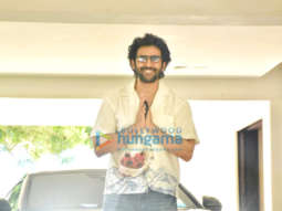 Photos: Kartik Aaryan snapped in Juhu