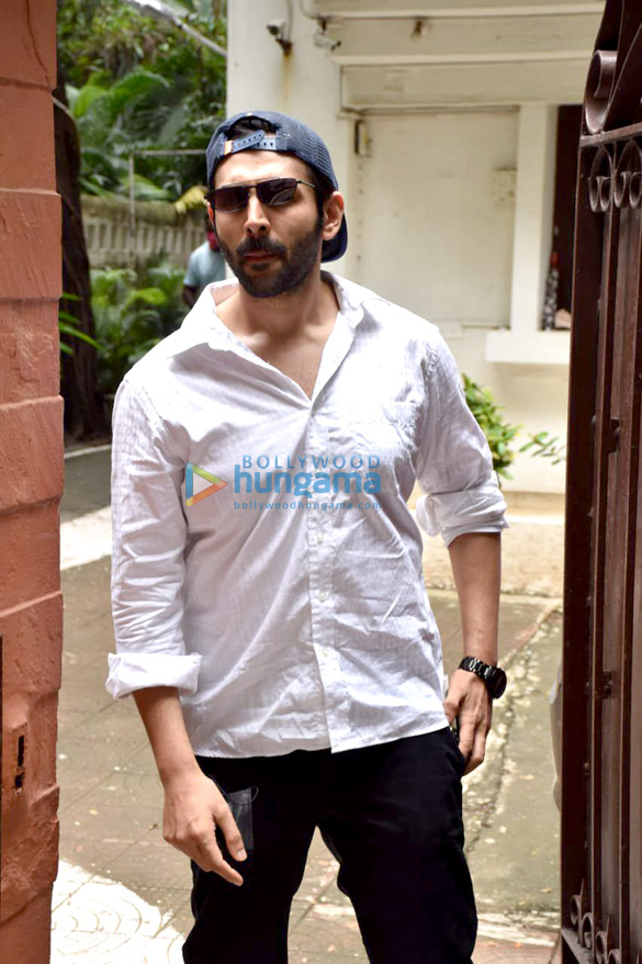 photos kartik aaryan snapped in juhu 3 11