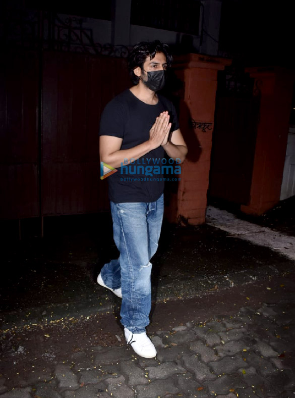 photos kartik aaryan snapped in juhu 4 9