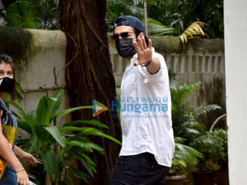 Photos: Kartik Aaryan snapped in Juhu