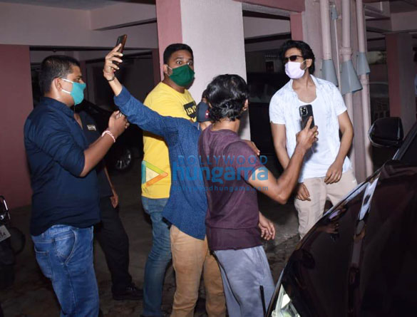 photos kartik aaryan snapped with fans in juhu 4