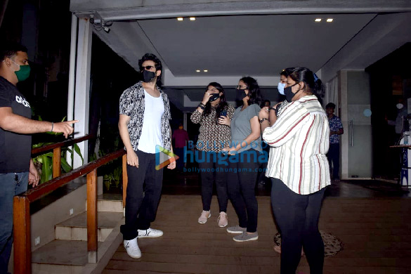 photos kartik aaryan snapped with his fans at his residence 1