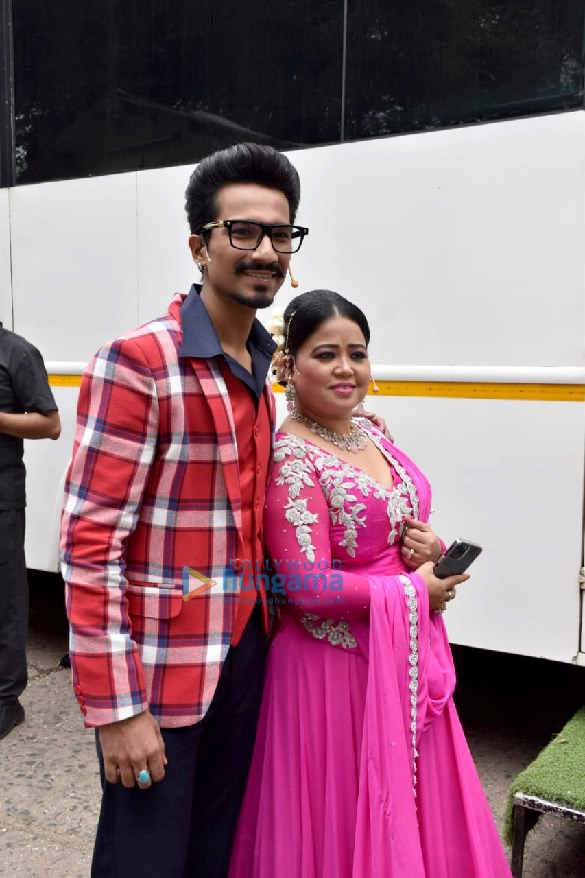 photos kriti sanon nora fatehi javed akhtar and others snapped on the sets of dance deewane 2