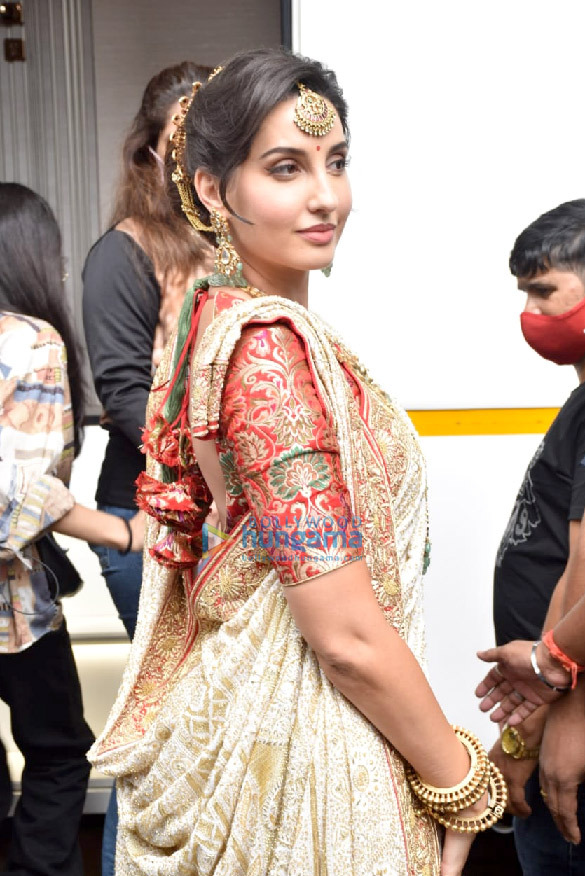 photos kriti sanon nora fatehi and javed akhtar snapped on the sets of dance deewane 2