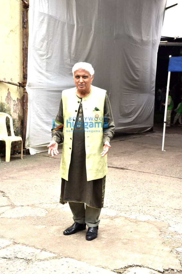 photos kriti sanon nora fatehi and javed akhtar snapped on the sets of dance deewane 3