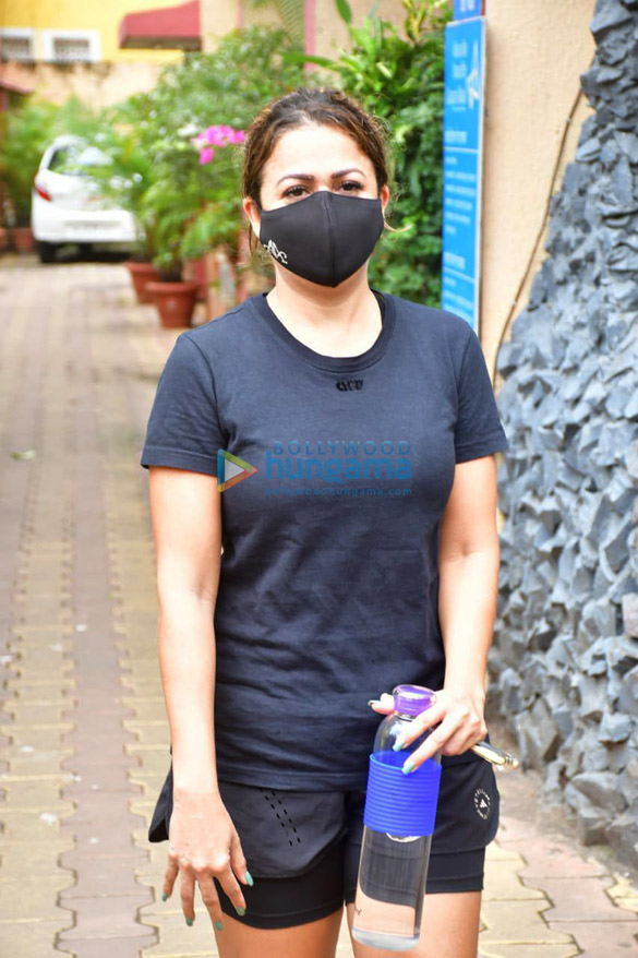 photos malaika arora and amrita arora spotted at diva yoga in bandra 3