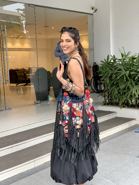 photos malavika mohanan spotted in hyderabad post her shoot 4