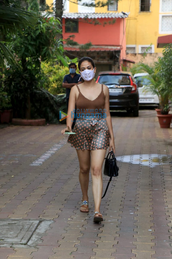 photos mira rajput snapped at diva yoga in bandra 3