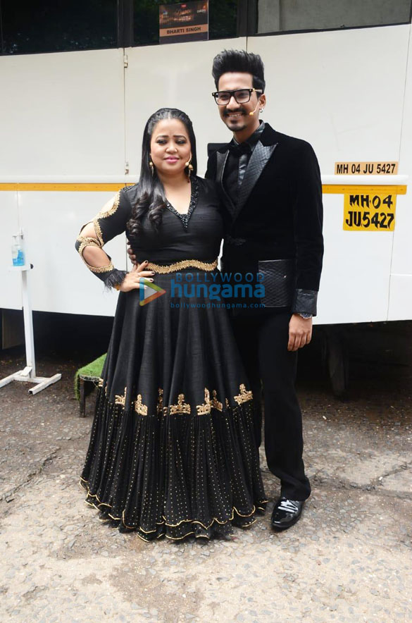 photos mrunal thakur bharti singh and haarsh limbachiyaa snapped at filmistan 3