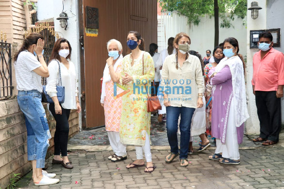 photos neelam kothari samir soni deanne pandey and others snapped at chunky pandeys mom snehlata pandeys home to pay their last respects 00 4