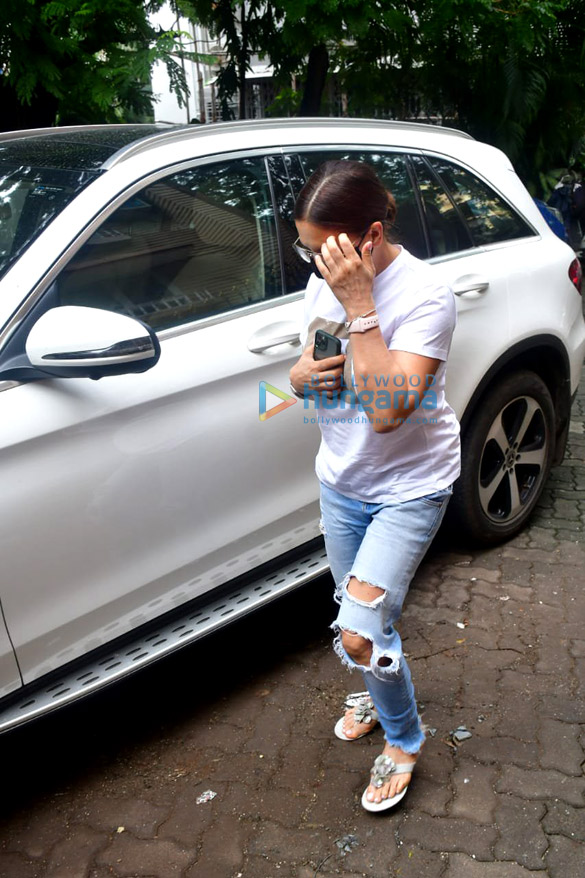photos neelam kothari samir soni deanne pandey and others snapped at chunky pandeys mom snehlata pandeys home to pay their last respects 2