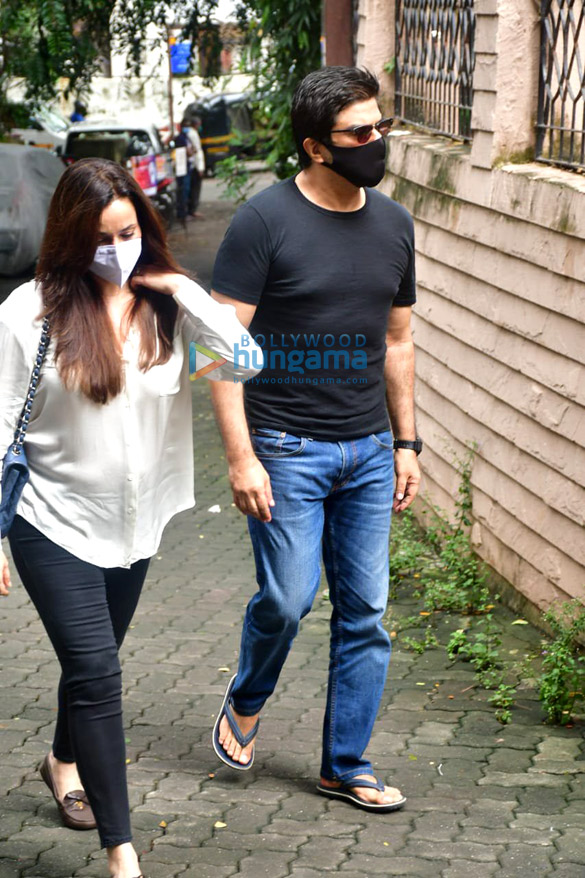photos neelam kothari samir soni deanne pandey and others snapped at chunky pandeys mom snehlata pandeys home to pay their last respects 5