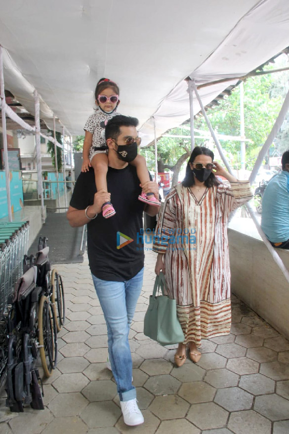 photos neha dhupia and angad bedi spotted outside foodhall in santacruz 2