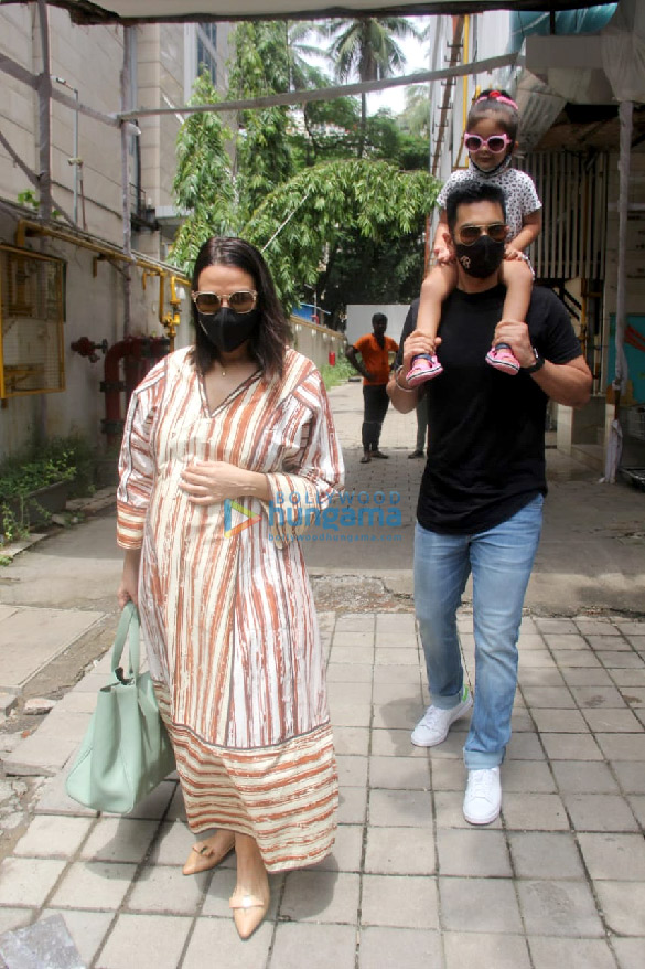 photos neha dhupia and angad bedi spotted outside foodhall in santacruz 4