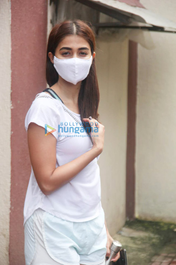 photos pooja hegde and janhvi kapoor snapped at the gym 3