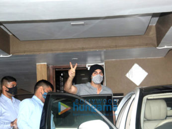 Photos: Ranbir Kapoor spotted outside a clinic in Khar