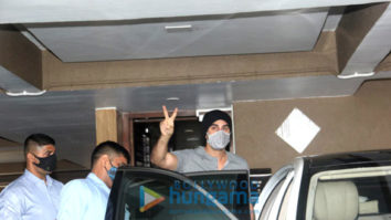 Photos: Ranbir Kapoor spotted outside a clinic in Khar