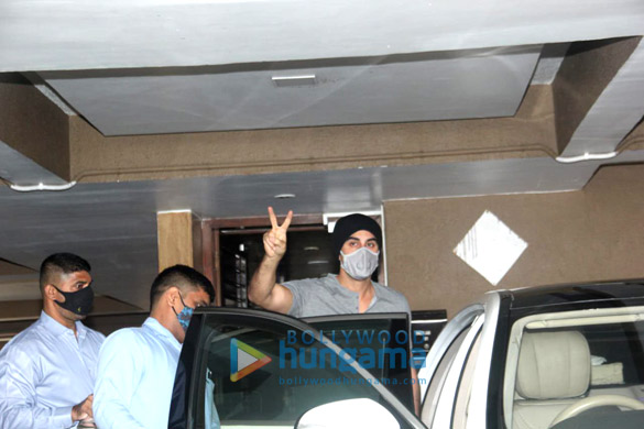 photos ranbir kapoor spotted outside a clinic in khar 1
