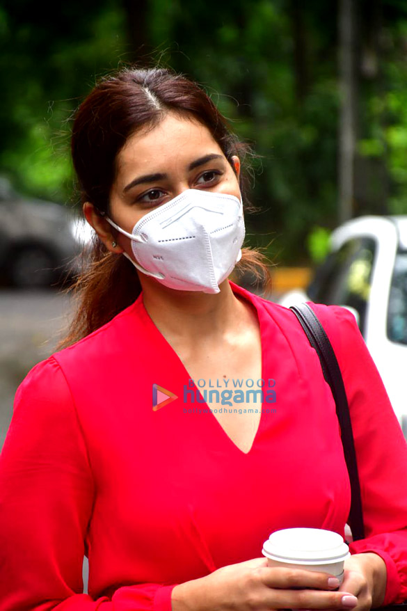 photos rashi khanna spotted at the salon 5