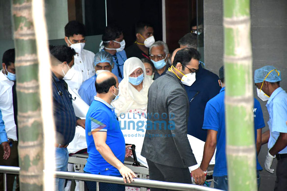photos saira banu snapped as dilip kumars body being taken home for last rites 2