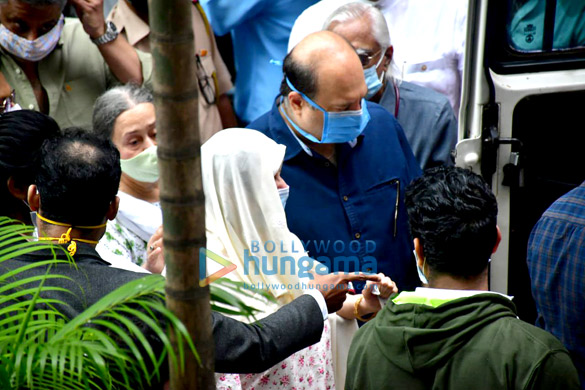 photos saira banu snapped as dilip kumars body being taken home for last rites 6