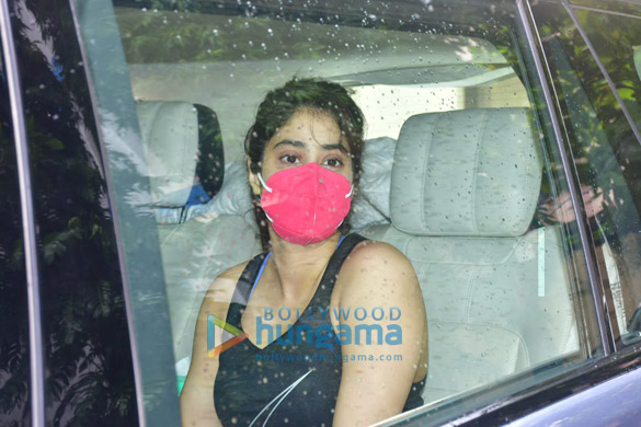 photos sara ali khan and janhvi kapoor snapped at pilates studio 4
