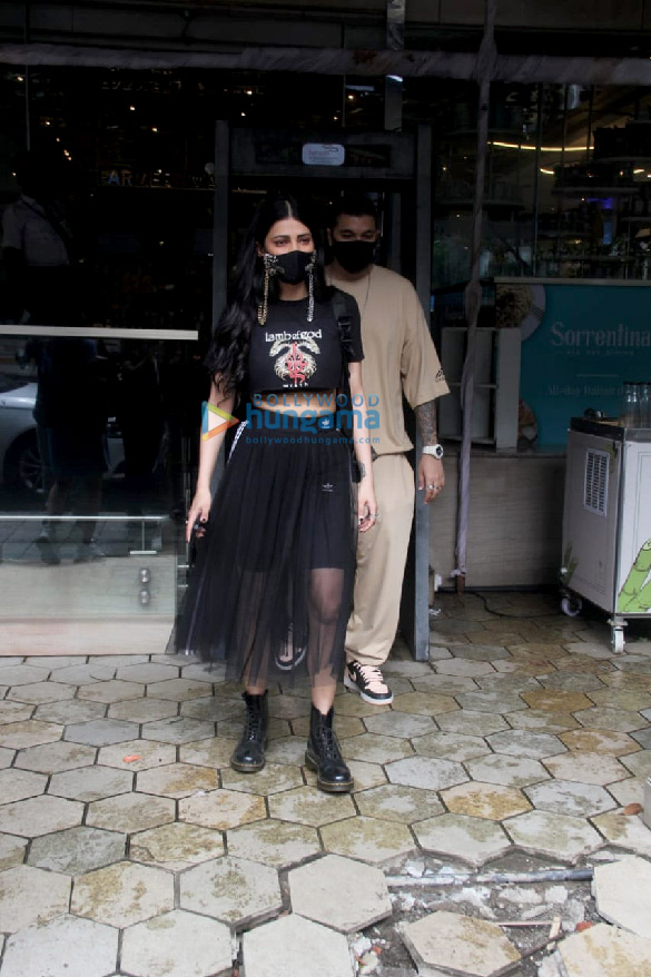 photos shruti haasan snapped with her boyfriend at foodhall in santacruz 2