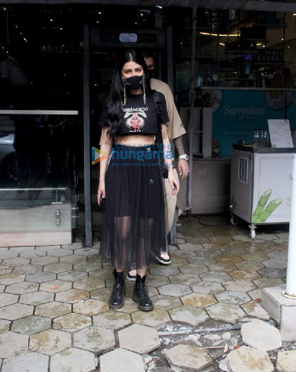 photos shruti haasan snapped with her boyfriend at foodhall in santacruz 4