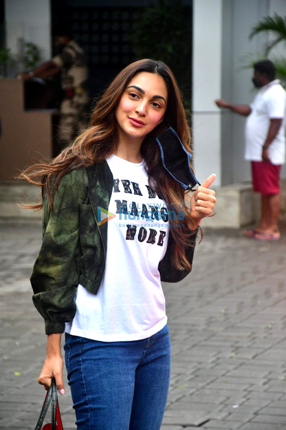 photos sidharth malhotra kiara advani and karan johar snapped at the kalina airport 2