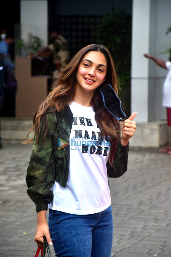 Photos: Sidharth Malhotra, Kiara Advani and Karan Johar snapped at Kalina airport Photos: Sidharth Malhotra, Kiara Advani and Karan Johar snapped at Kalina airport