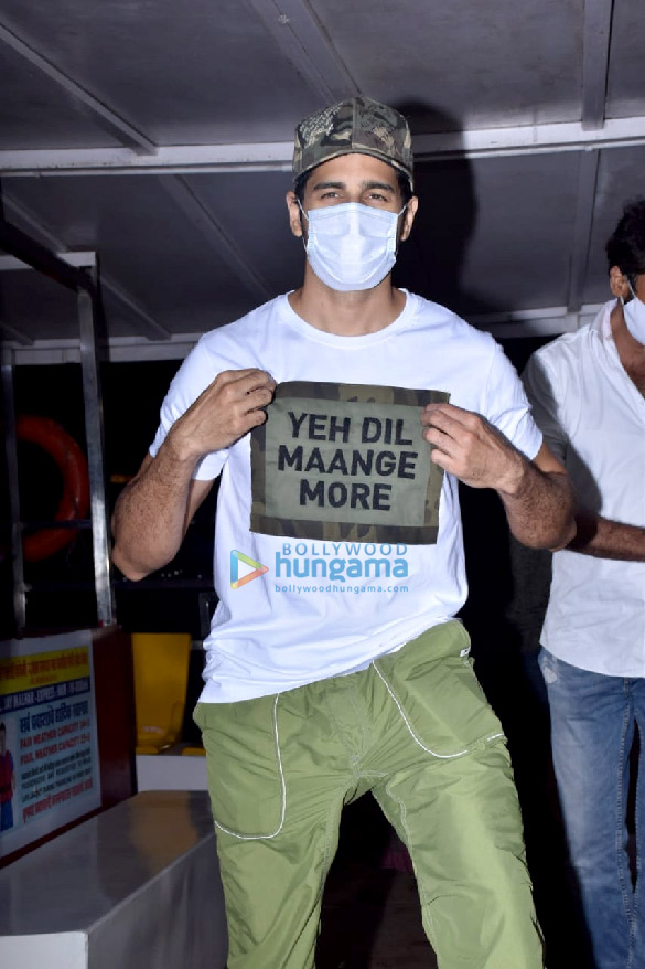 photos sidharth malhotra snapped at versova jetty 2 2