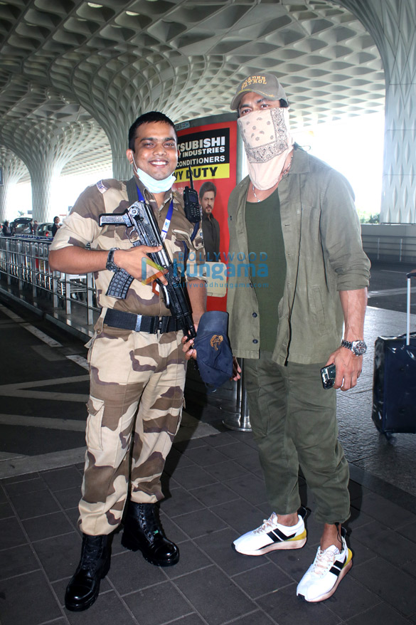 photos sunny leone swara bhaskar and vidyut jammwal snapped at the airport 1