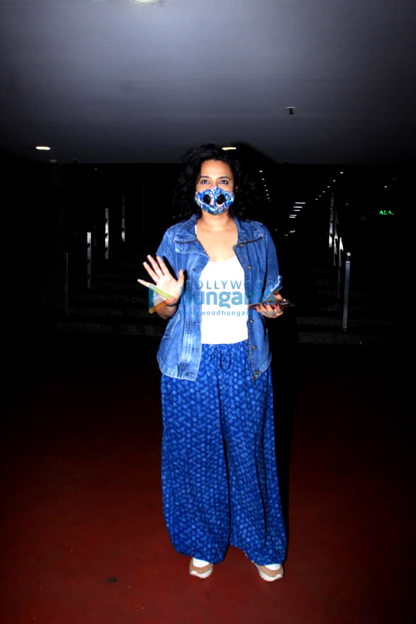 photos sunny leone and swara bhaskar snapped at the airport 2