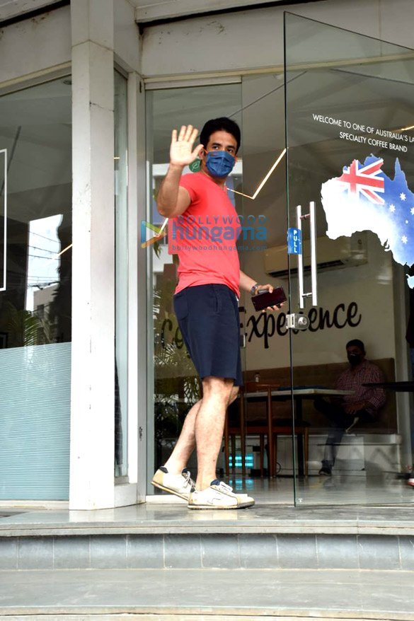 photos urvashi rautela and tusshar kapoor snapped at juhu 6