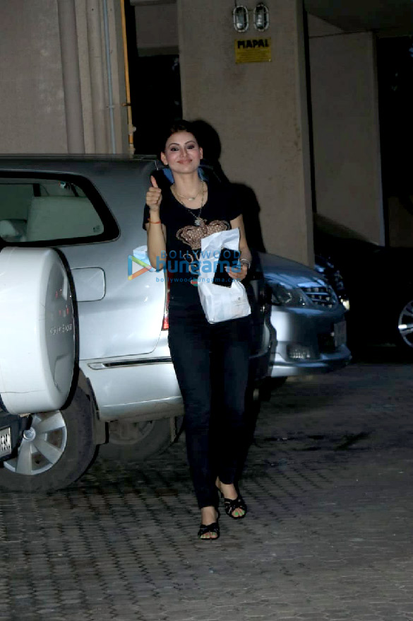 photos urvashi rautela snapped in juhu 2 9
