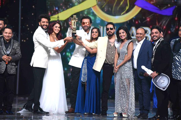 Riteish Deshmukh, Genelia D'Souza and Bobby Deol hand over the winning trophy to Punjab Lions on Indian Pro Music League