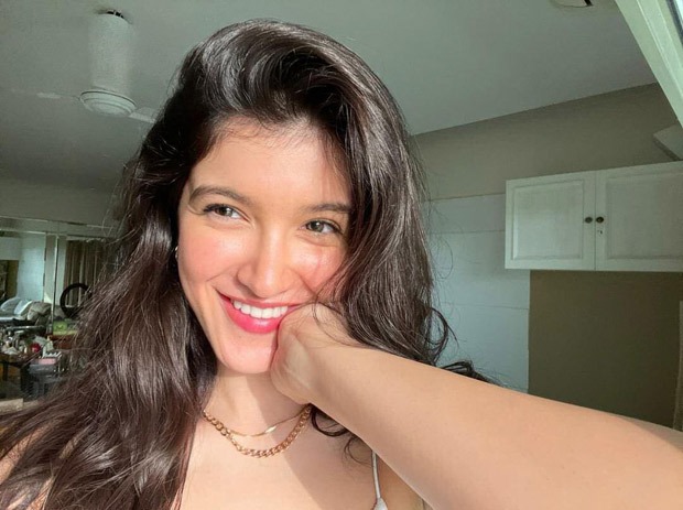 Shanaya Kapoor glows in minimal makeup in her latest picture
