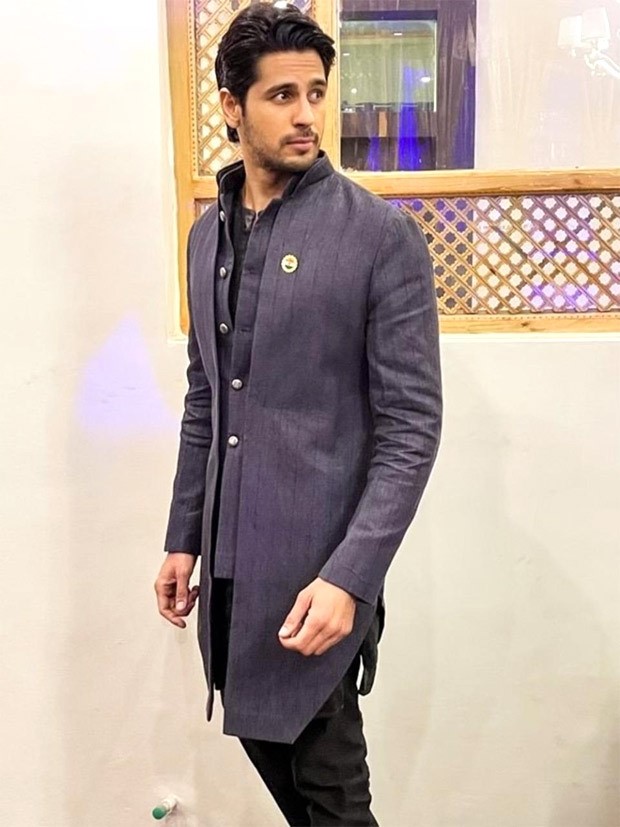 Sidharth Malhotra looks charming in a fusion kurta custom made by Kunal Rawal Sidharth Malhotra looks charming in a fusion kurta custom made by Kunal Rawal