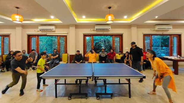 Aamir Khan and Naga Chaitanya enjoy a Table Tennis tournament with the unit of Laal Singh Chaddha, see pictures!