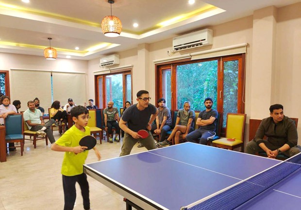 Aamir Khan and Naga Chaitanya enjoy a Table Tennis tournament with the unit of Laal Singh Chaddha, see pictures!