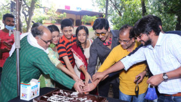 Cast of Zee TV’s Apna Time Bhi Aayega celebrate 250 episodes by cutting a cake