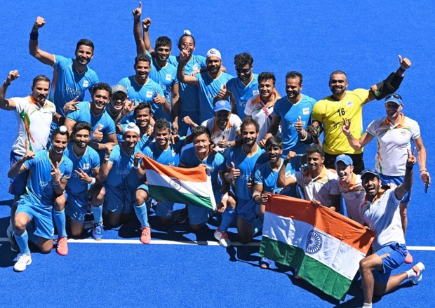 Indian men's hockey team wins bronze medal; Shah Rukh Khan, Farhan Akhtar, Akshay Kumar cheer after Tokyo Olympics win