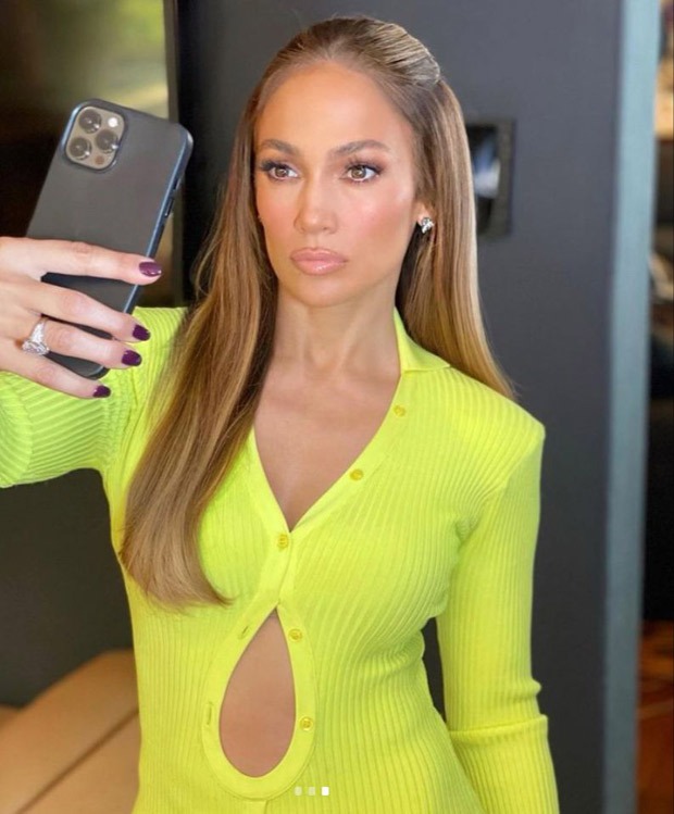 Jennifer Lopez looks ravishing in a neon dress Jennifer Lopez looks ravishing in a neon dress
